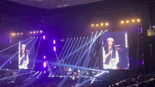 演唱會(huì)變鬧劇 女歌手代表作交樂(lè)隊(duì)演唱，抽獎(jiǎng)互動(dòng)取代唱歌引全場(chǎng)退票呼聲